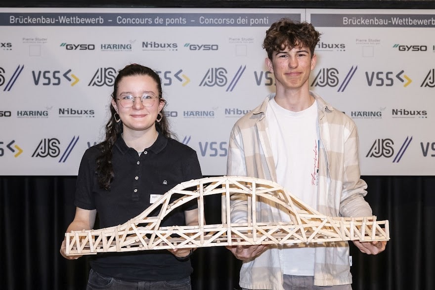 Image - 115kg pour un pont de 808 grammes ! Nos apprentis se prêtent au jeu du concours de ponts VSS